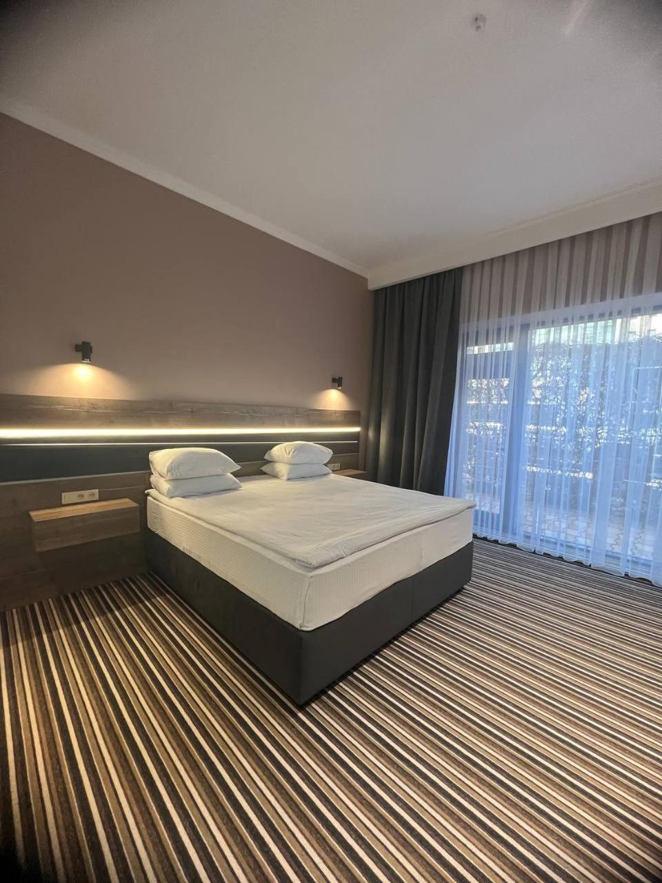 Sapar Standart Hotel Shymkent Bagian luar foto